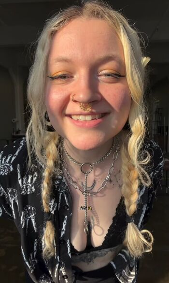 Full leaked Eggsinatrenchcoat private photo