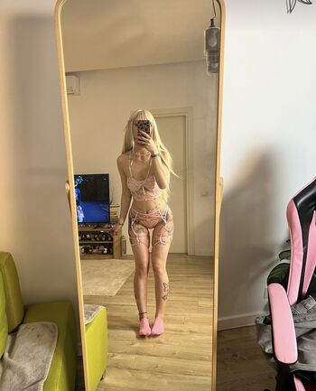 Full leaked Adelinam private photo