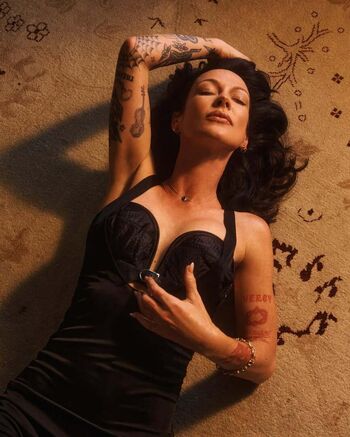 Full leaked Amanda shires private photo
