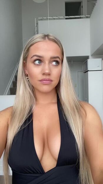Full leaked Amelia hinton white page private photo