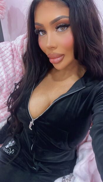 Full leaked Amiradoll page private photo