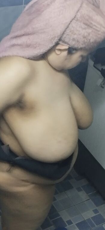 anouk_busty