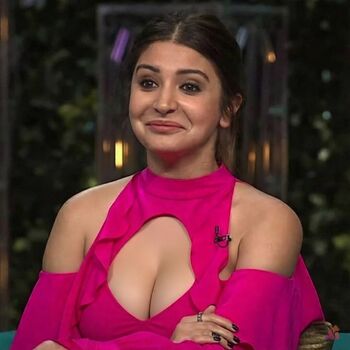 Full leaked Anushka sharma private photo