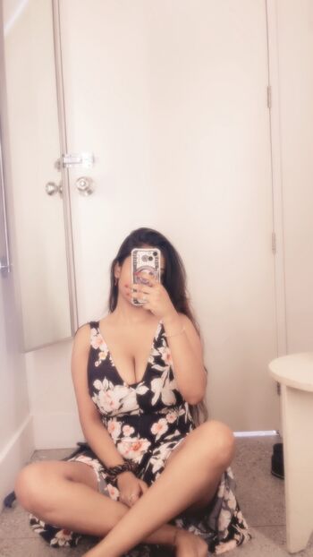 Full leaked Anushka solanki private photo