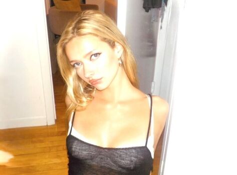 Full leaked Apple martin private photo