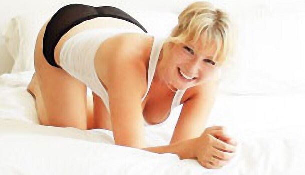 Full leaked Ari graynor private photo