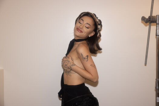 Full leaked Ariana grande private photo