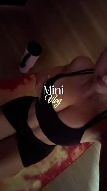 Full leaked Ariana white page private photo