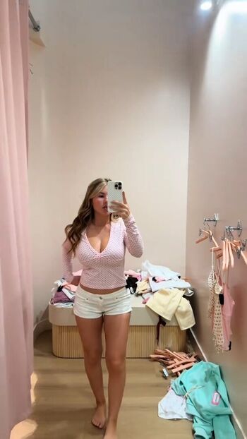 Full leaked Ariana white page private photo