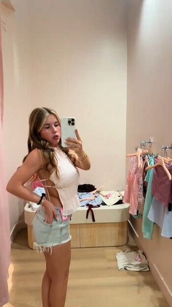 Full leaked Ariana white page private photo