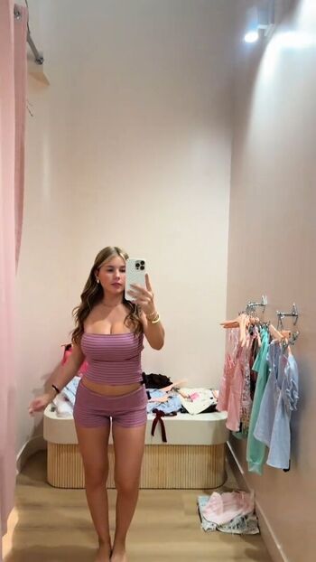 Full leaked Ariana white page private photo