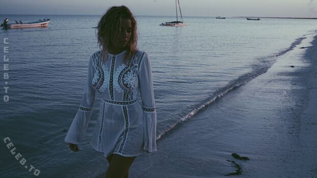 Full leaked Ashley benson private photo