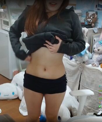 Full leaked Asian streamers page private photo