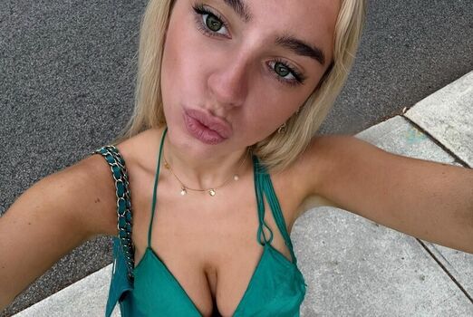 Full leaked Avaarini private photo