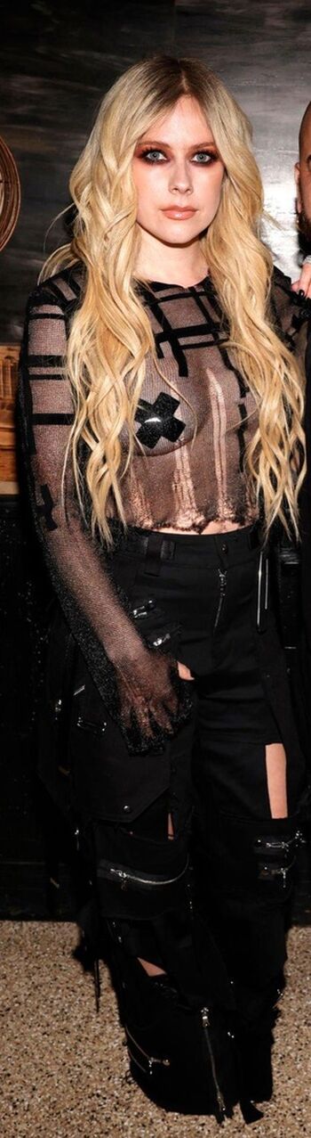 Full leaked Avril lavigne private photo