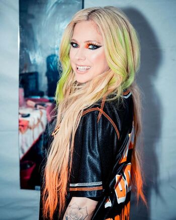 Full leaked Avril lavigne private photo