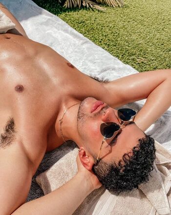 Full leaked Badbunny private photo