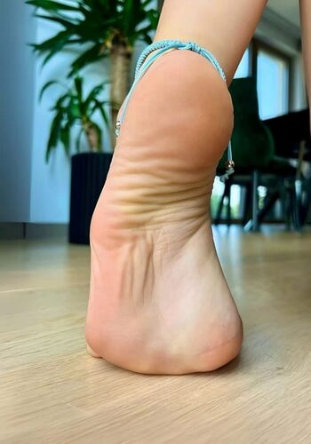 Full leaked Bare feet page private photo