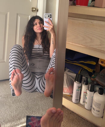 Full leaked Bare feet page private photo