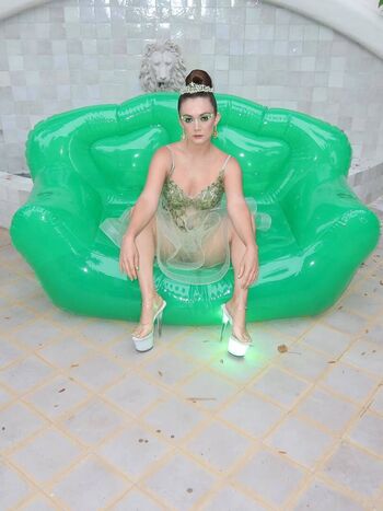Full leaked Billie lourd private photo