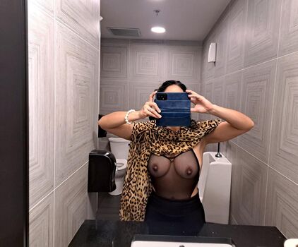 Full leaked Braless babe private photo