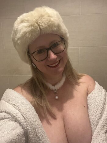 Full leaked Bustyblondmombshell private photo