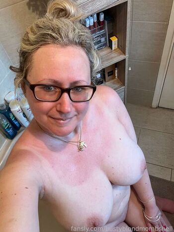 Full leaked Bustyblondmombshell private photo