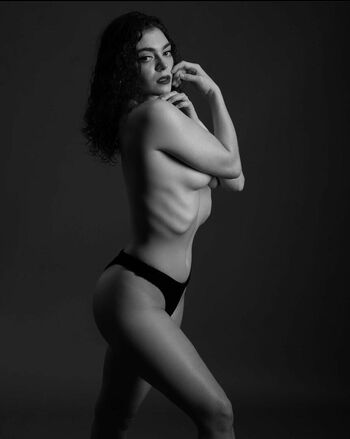 Full leaked Caitlin bond page private photo