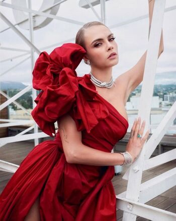 Full leaked Cara delevingne private photo