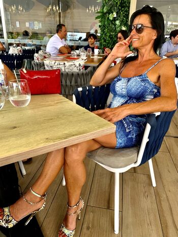 Carla Hot