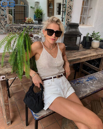Full leaked Caroline daur private photo