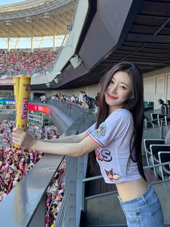 Full leaked Chaeryeong private photo