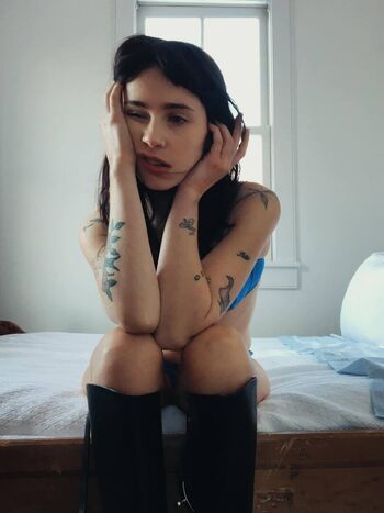 Full leaked Clairo private photo