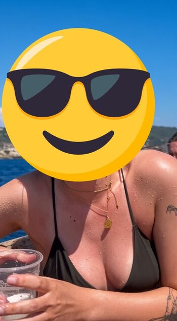 Full leaked Connaissances private photo