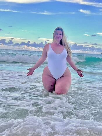 Curvy_Krysta