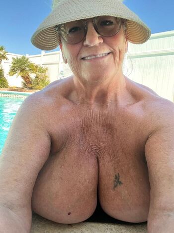 Full leaked Curvycarolina private photo