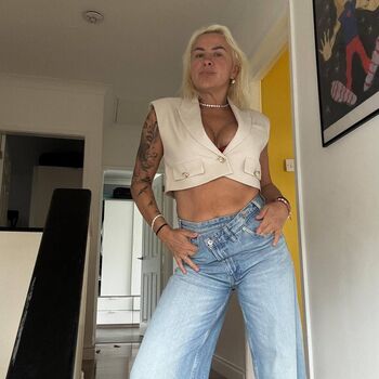 Full leaked Czechskarlet private photo