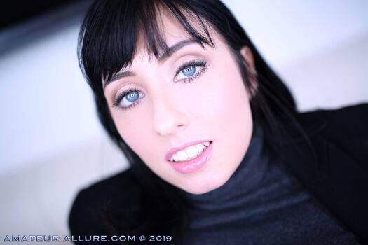 Daphne Dare