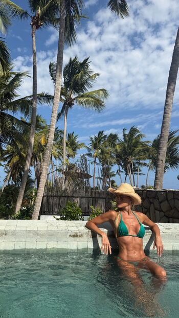 Full leaked Deborah secco page private photo