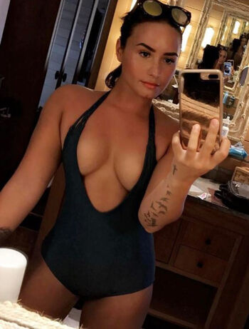 Full leaked Demi lovato private photo