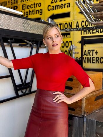Full leaked Elizabeth banks private photo