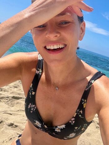 Full leaked Elizabeth banks private photo