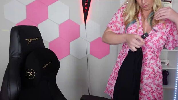 Full leaked Ellie in space private photo