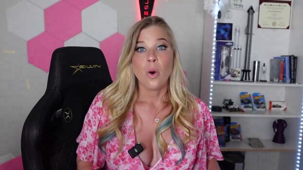 Full leaked Ellie in space private photo