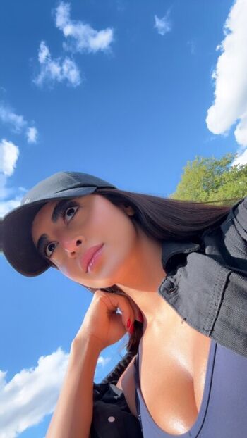 Full leaked Elmaysah page private photo