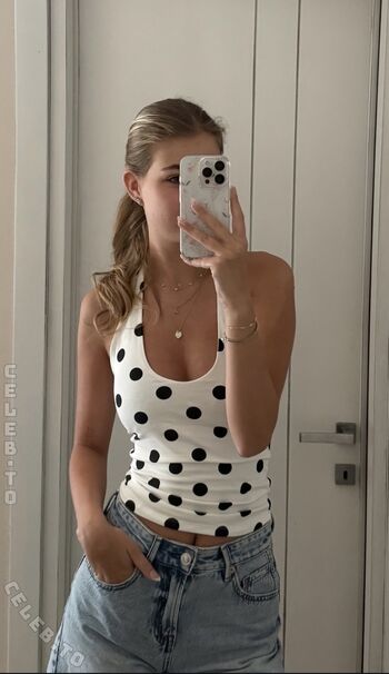 Full leaked Emelybasics private photo