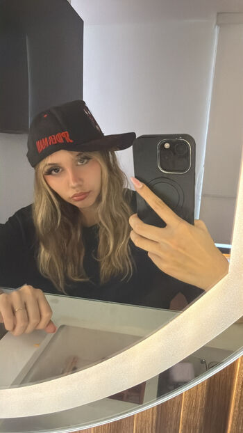 Full leaked Emikukis private photo