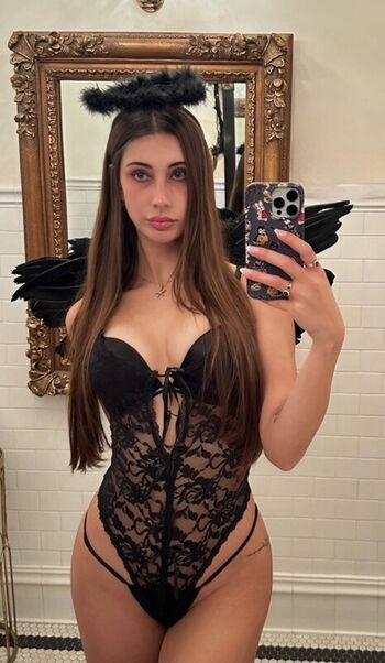 Full leaked Emileeperetic private photo