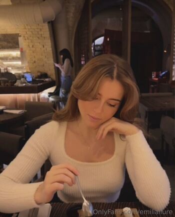 Full leaked Emiliallure private photo