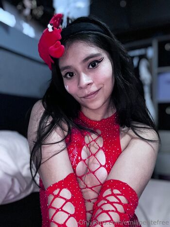 Full leaked Emilipetite page private photo